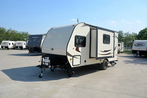 1627644898383143.jpg 拖拽式房車(chē)進(jìn)口清關(guān)公司